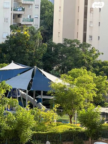 דירה, תנועות הנוער, נעורים, ראשון לציון