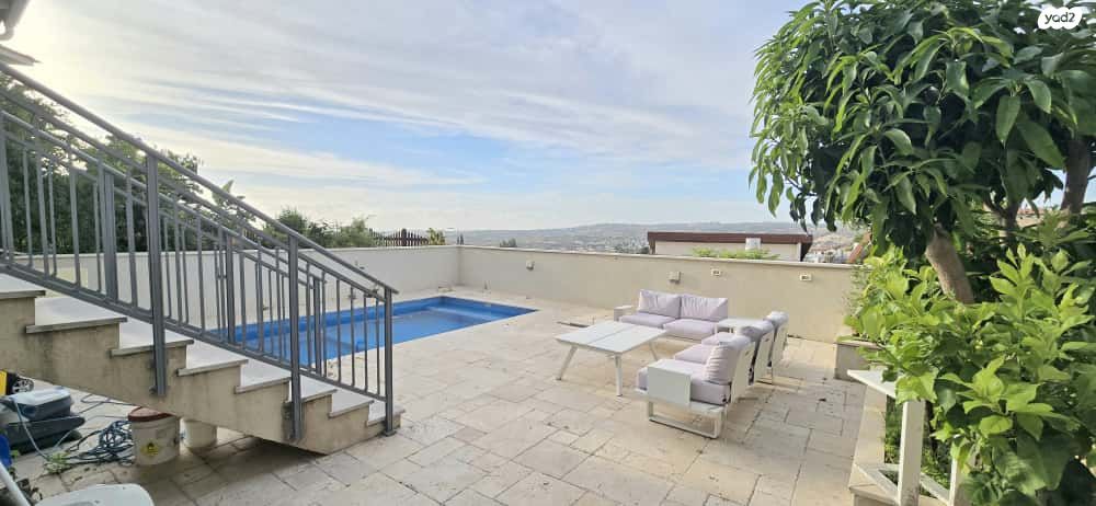 דו משפחתי, שערי תקווה