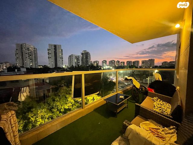 דירה, יעקב רייפן, שעריים, רחובות