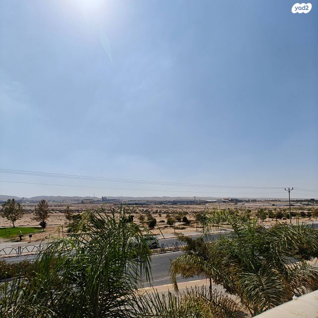 דירה, המשוררת 2, אירוס, ירוחם