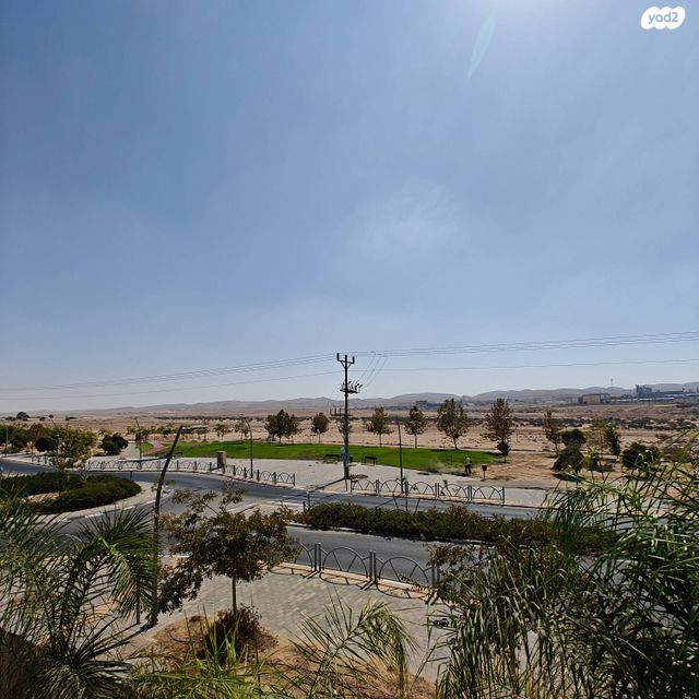 דירה, המשוררת 2, אירוס, ירוחם