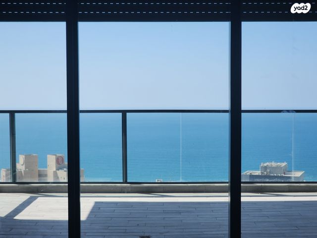 גג/ פנטהאוז, אמנון ליפקין שחק, נוף הטיילת, נתניה