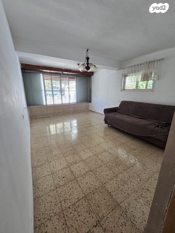 דירה, דב הוז, אושיות, רחובות