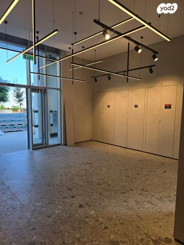 דירת גן, רחבעם זאבי, הרצליה