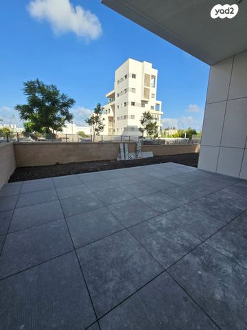 דירת גן, רחבעם זאבי, הרצליה