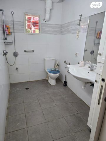 דירה, דב הוז, אושיות, רחובות