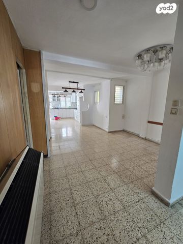 דירה, דב הוז, אושיות, רחובות