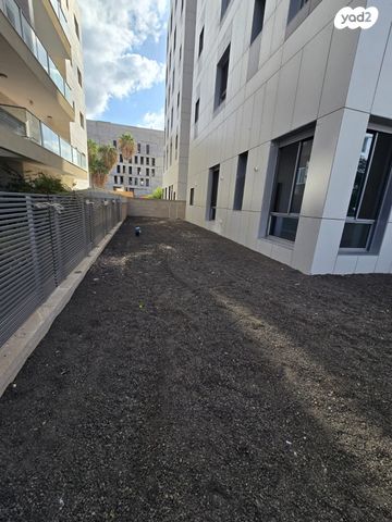 דירת גן, רחבעם זאבי, הרצליה