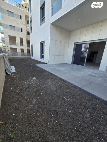 דירת גן, רחבעם זאבי, הרצליה