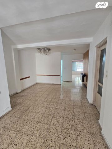 דירה, דב הוז, אושיות, רחובות