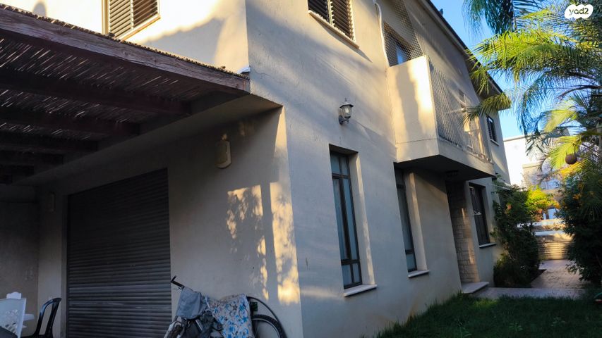 דו משפחתי, נאות הראשונים, מזכרת בתיה