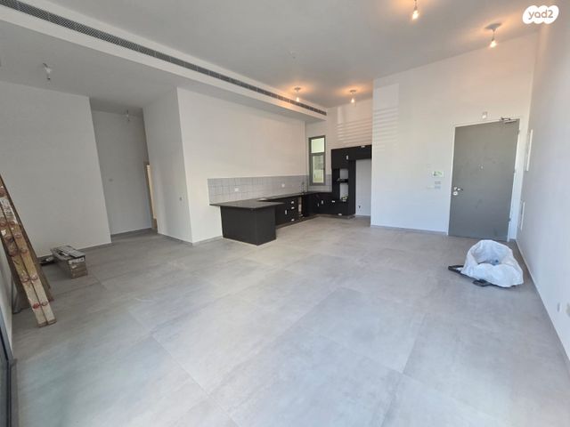 דירת גן, רחבעם זאבי, הרצליה