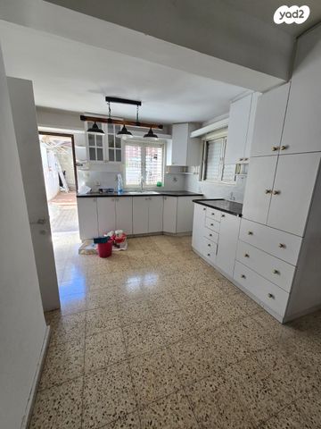 דירה, דב הוז, אושיות, רחובות