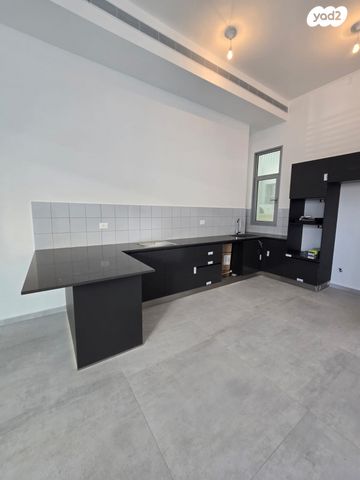 דירת גן, רחבעם זאבי, הרצליה