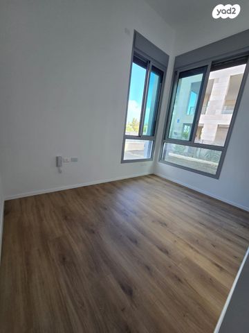 דירת גן, רחבעם זאבי, הרצליה