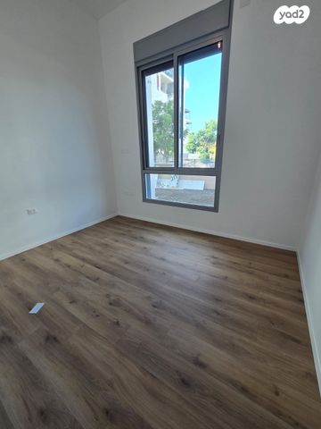 דירת גן, רחבעם זאבי, הרצליה