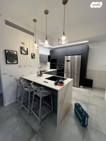 מונטיפיורי, הרכבת