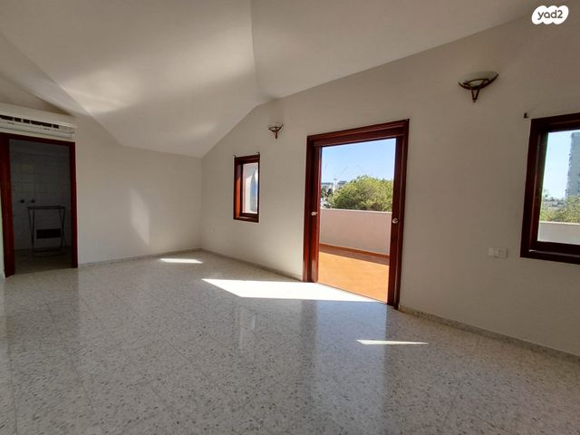 דופלקס, רבי נחמן מברסלב 23, צהלון, שיכוני חסכון, תל אביב יפו