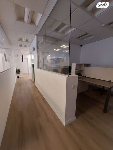 משרדים, המושב, מרכז כרכור, פרדס חנה כרכור