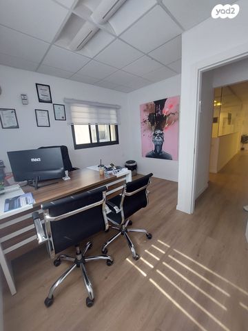 משרדים, המושב, מרכז כרכור, פרדס חנה כרכור