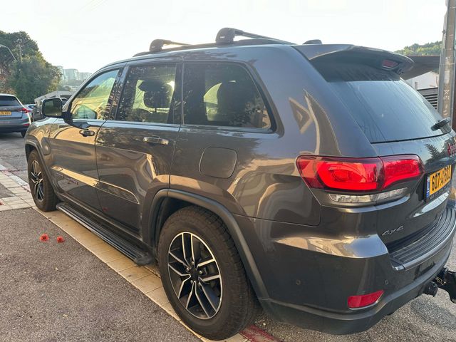 מודעת רכב ג'יפ גרנד צ'ירוקי