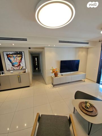 גג/ פנטהאוז, אריק שרון, נהריה