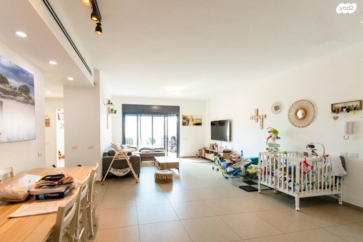 דירת גן, מלווין קלווין, פסגות אפק, ראש העין