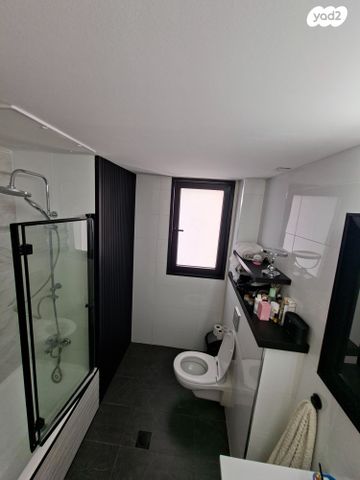 גג/ פנטהאוז, אריק שרון, נהריה