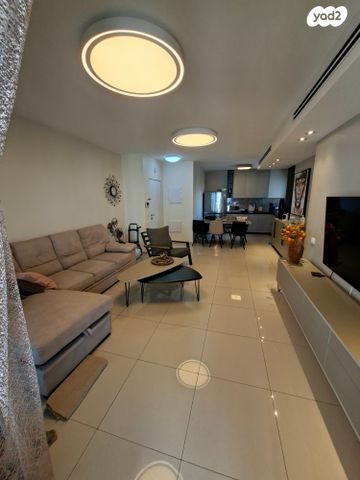 גג/ פנטהאוז, אריק שרון, נהריה