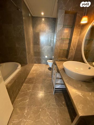 דירה, ניסים אלוני, צמרות איילון, פארק צמרת, תל אביב יפו