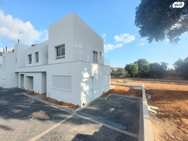 דו משפחתי, בנימינה גבעת עדה