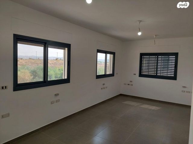 דו משפחתי, חצור 5, כוכב יאיר, כוכב יאיר / צור יגאל