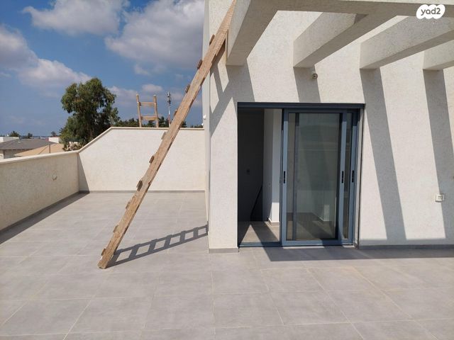 דו משפחתי, חצור 5, כוכב יאיר, כוכב יאיר / צור יגאל