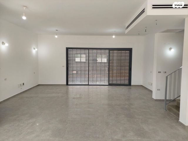 דו משפחתי, חצור 5, כוכב יאיר, כוכב יאיר / צור יגאל