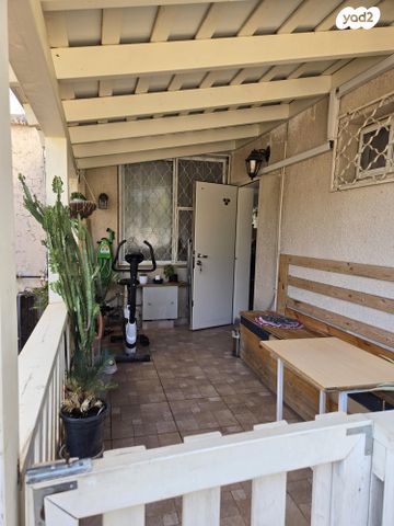 דירת גן, עין זהב 13, שכונת הורדים, קרית שמונה