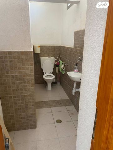 חנויות/ שטח מסחרי, כיכר המייסדים 4, רמב"ם, ראשון לציון