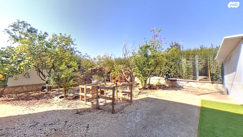 דו משפחתי, נעלה