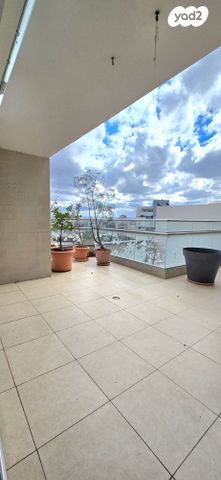 גג/ פנטהאוז, פנחס אילון 11, קרית אילון, חולון