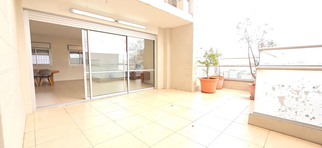 גג/ פנטהאוז, פנחס אילון 11, קרית אילון, חולון