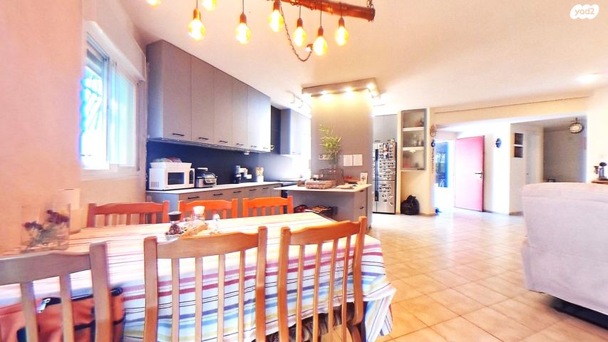 דו משפחתי, נעלה