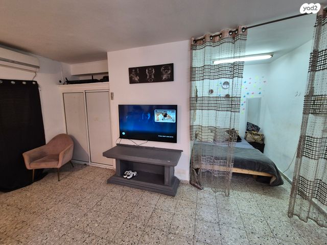 דירת גן, ירושלים, בת ים