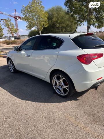 אלפא רומיאו ג'ולייטה