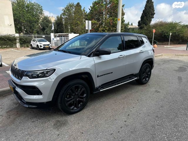 מודעת רכב ג'יפ קומפאס