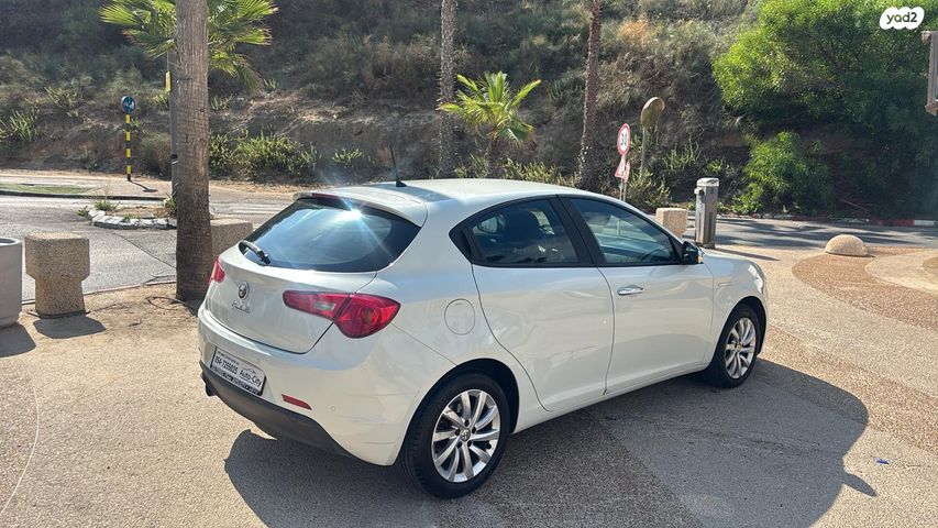מודעת רכב אלפא רומיאו ג'ולייטה 1
