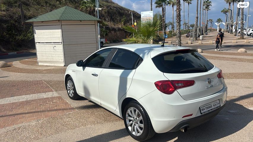 מודעת רכב אלפא רומיאו ג'ולייטה 2