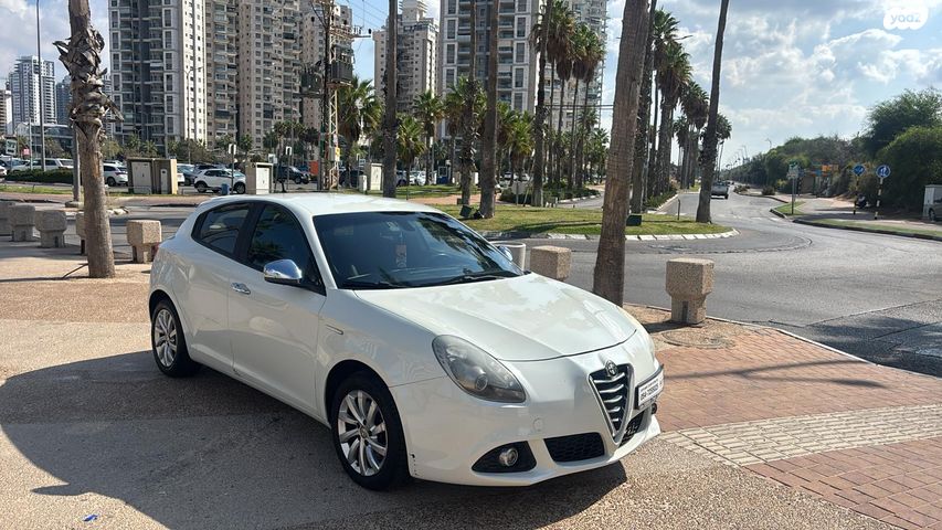 מודעת רכב אלפא רומיאו ג'ולייטה