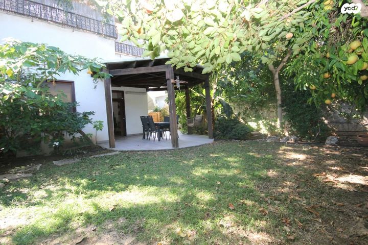 דו משפחתי, חנה אברך, אפרים, רחובות