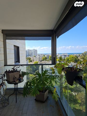 גג/ פנטהאוז, אריק שרון, נהריה