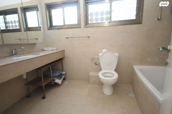 דו משפחתי, חנה אברך, אפרים, רחובות