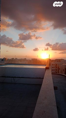 שמעון פרס/ האצטדיון